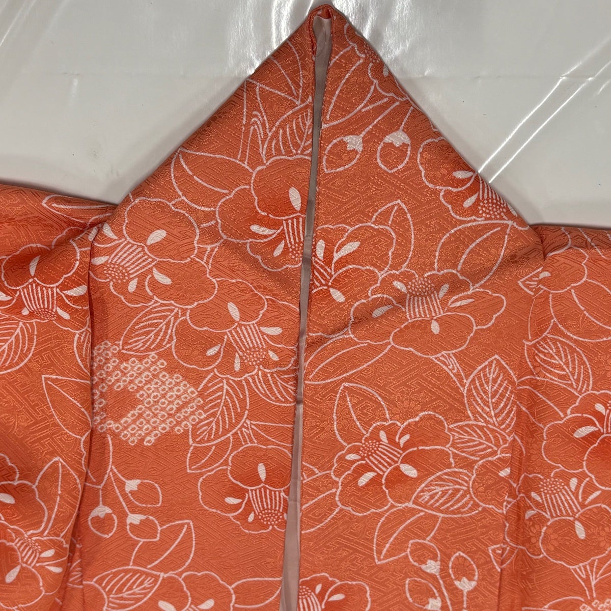 美品】 小紋 身丈156.5cm 裄丈63.5cm S 袷 椿 地紋 絞り サーモン