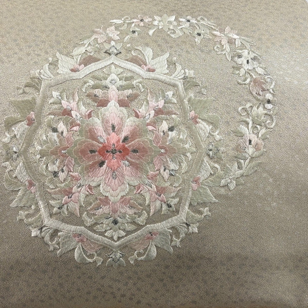 美品】 名古屋帯 優品 華文 花唐草 銀糸 薄ピンク 正絹｜中古・古着
