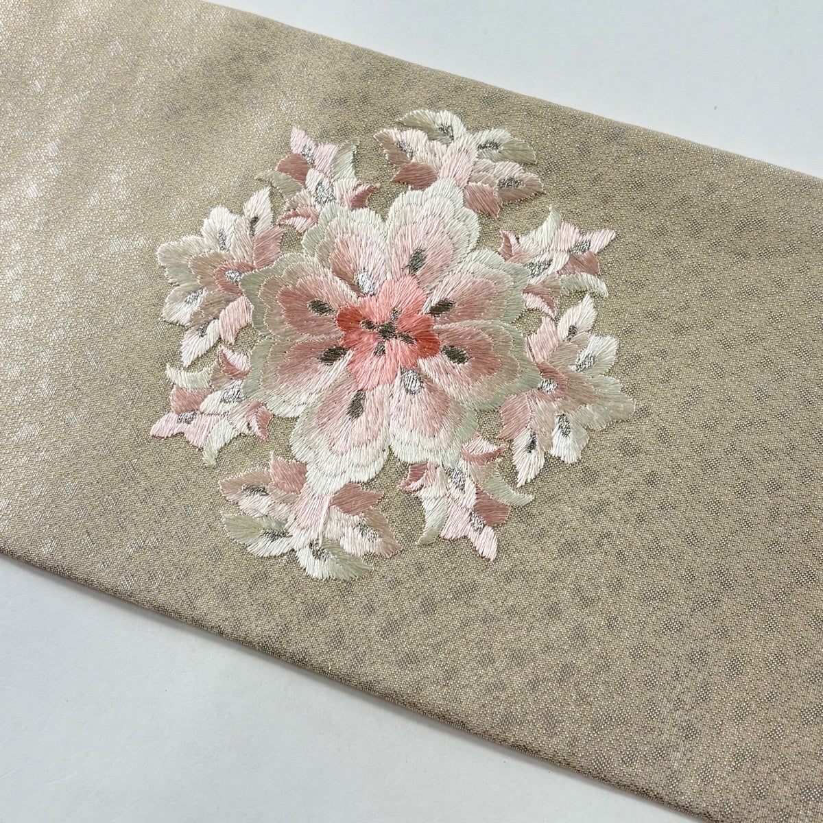 美品】 名古屋帯 優品 華文 花唐草 銀糸 薄ピンク 正絹｜中古・古着