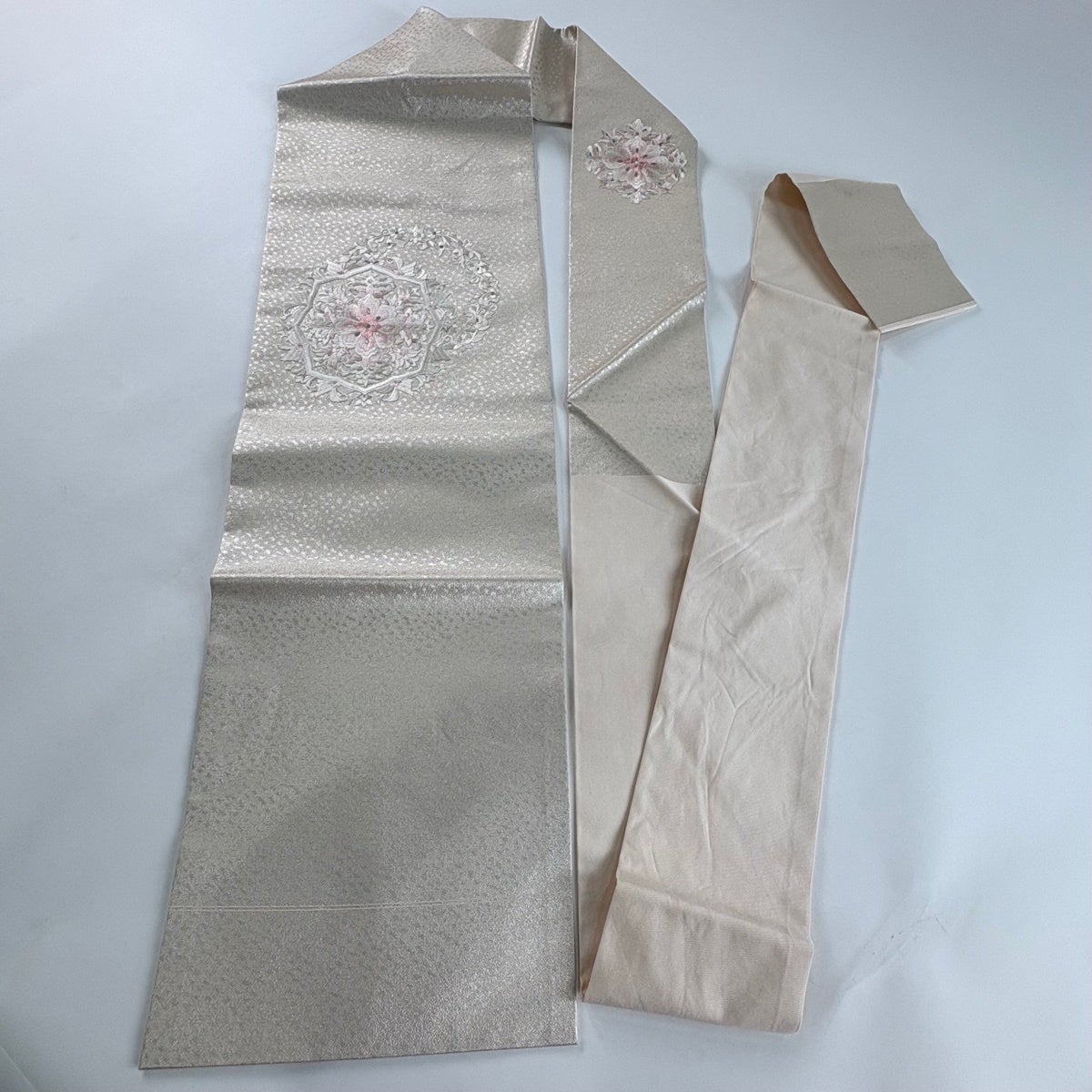美品】 名古屋帯 優品 華文 花唐草 銀糸 薄ピンク 正絹｜中古・古着