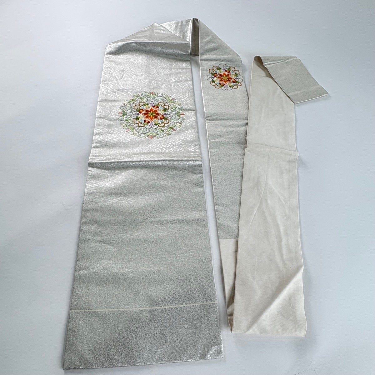 名古屋帯 優品 華文 刺繍 金糸 銀色 正絹｜中古・古着・リサイクル着物