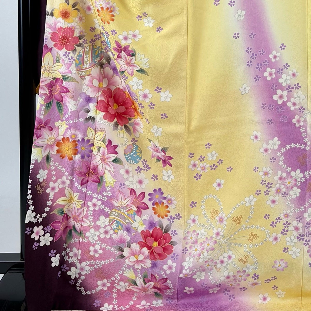 軽微な難あり☆振袖単品　優美に蝶花　正絹　身丈163cm　クリームイエロー 振袖 身丈172.5cm 裄丈71cm L 袷 手鞠 草花 金彩 ぼかし 薄黄 正絹