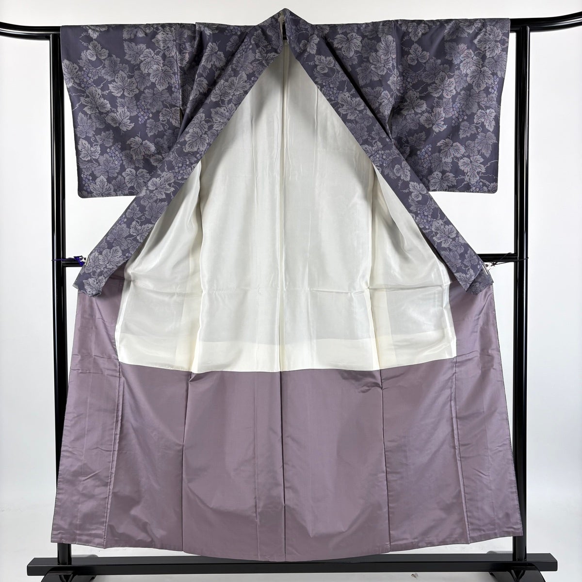 紅花紬　正絹　中古　グレー　無地　mym233 美品】 紬 身丈157cm 裄丈63cm S 袷 葡萄 灰紫 正絹 名品｜中古・古着