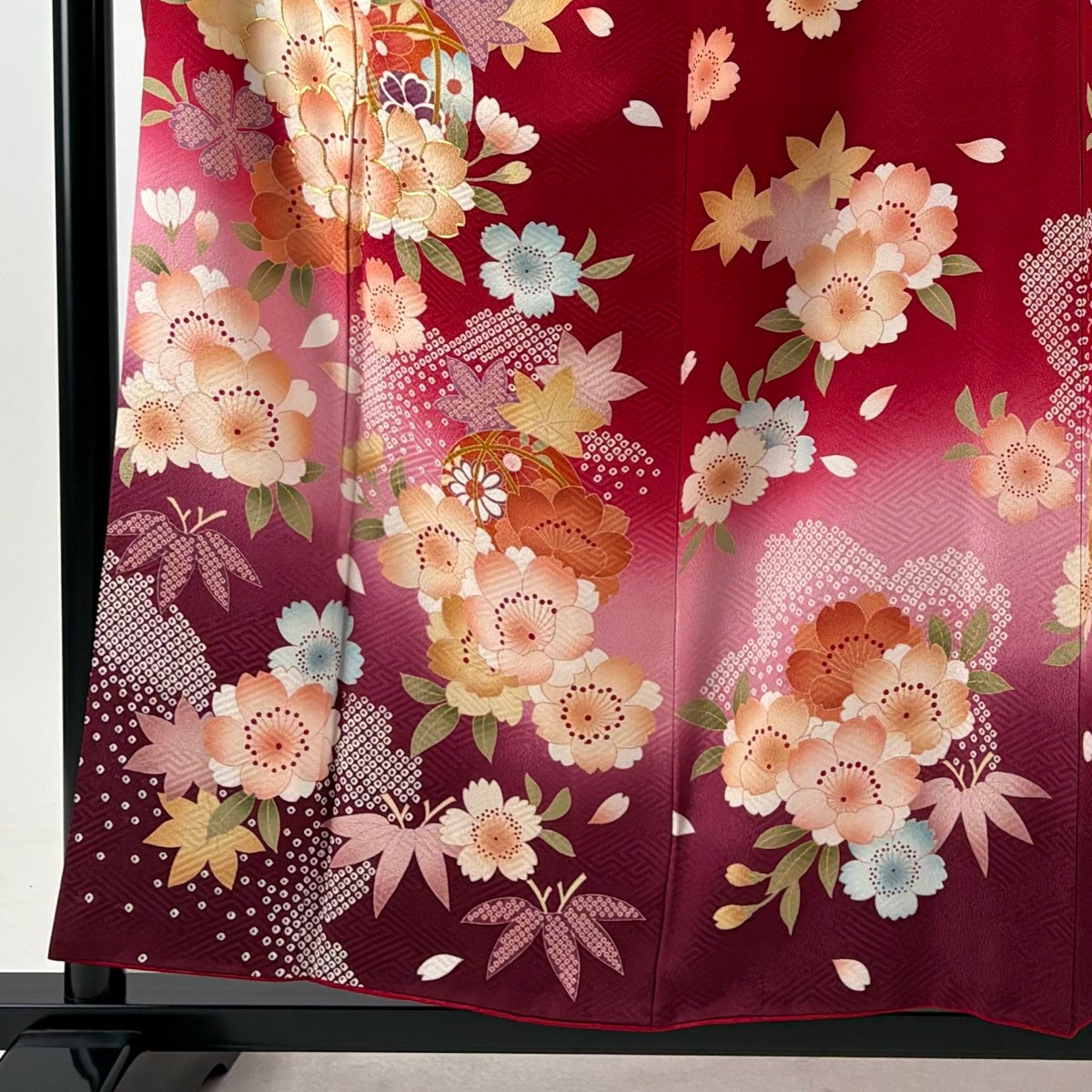 美品】 振袖 身丈156cm 裄丈61.5cm S 袷 桜 鞠 金糸 ぼかし 赤 正絹