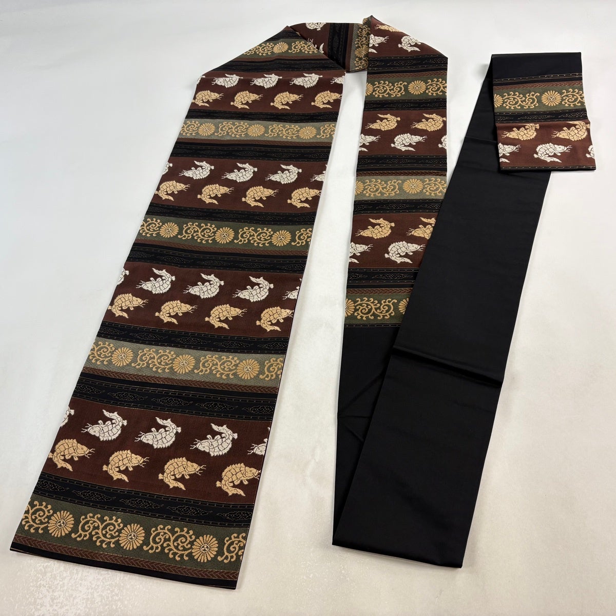 美品】 名古屋帯 名品 荒磯 菊唐草 箔 黒 正絹｜中古・古着
