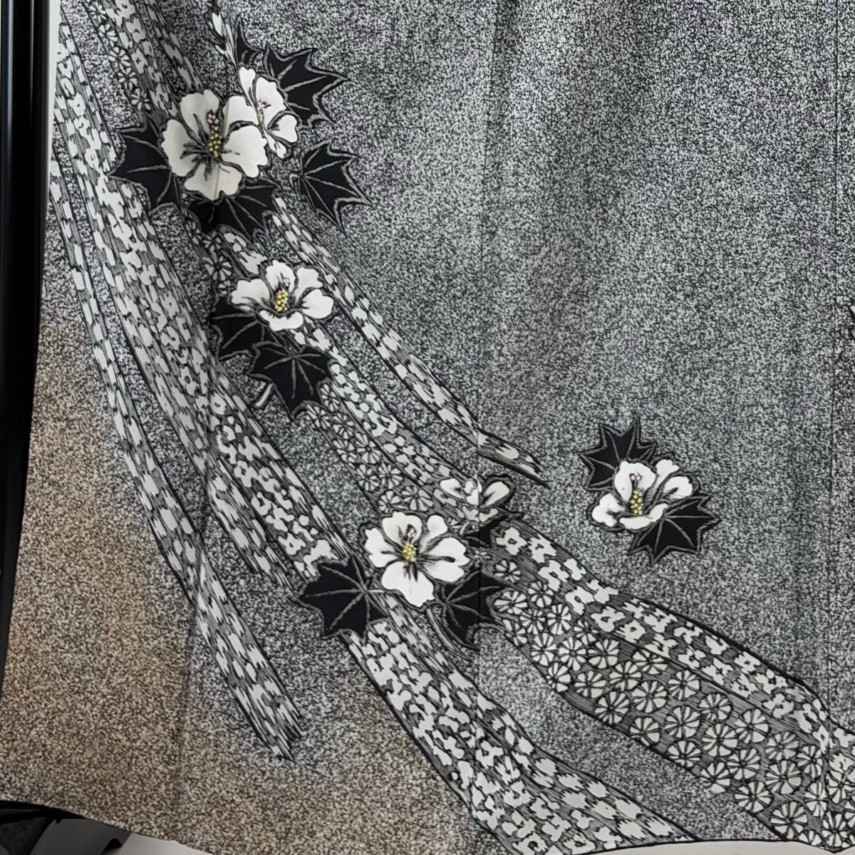 美品】 付下げ 身丈161cm 裄丈66cm M 袷 草花 幾何学模様 金彩 黒灰