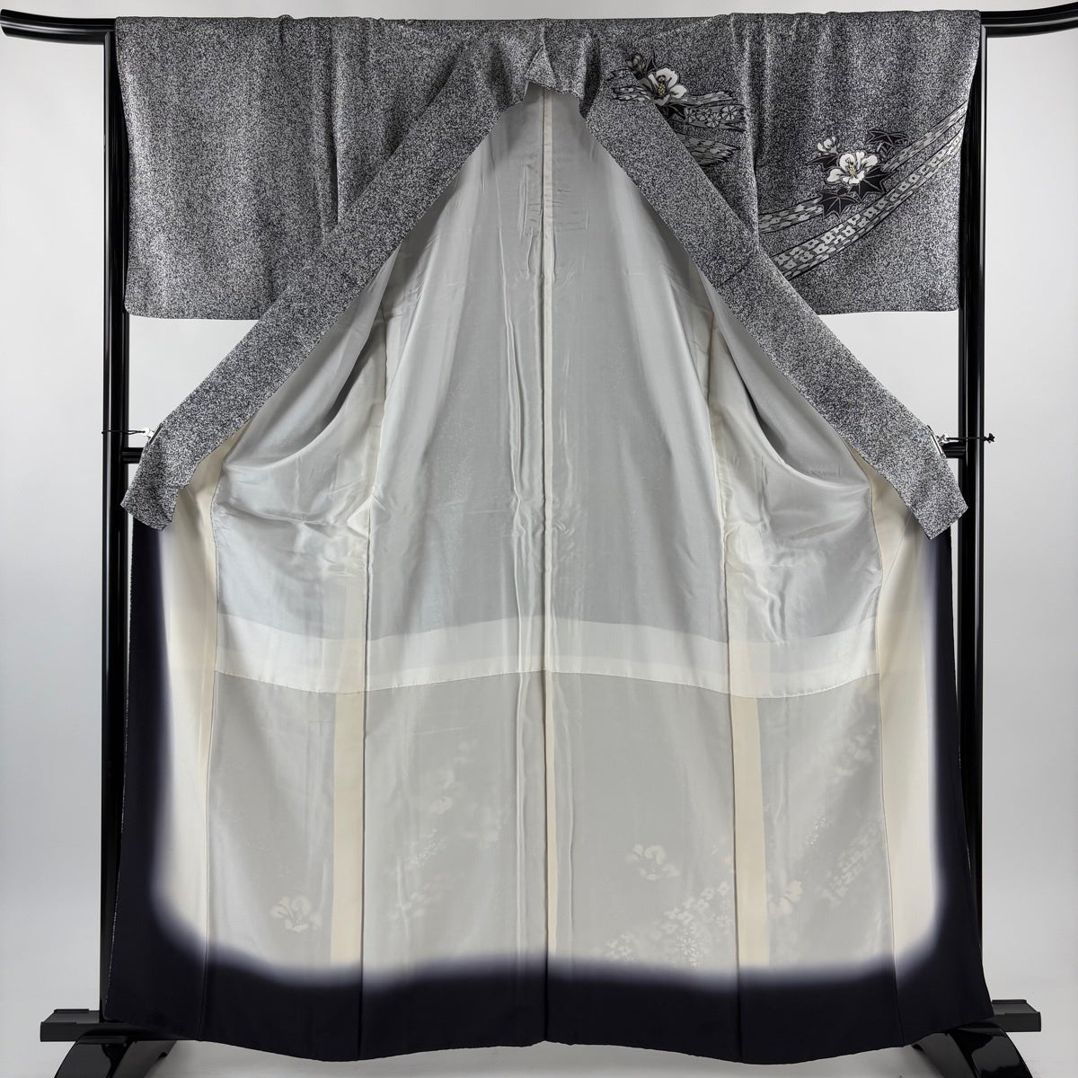 美品】 付下げ 身丈161cm 裄丈66cm M 袷 草花 幾何学模様 金彩 黒灰