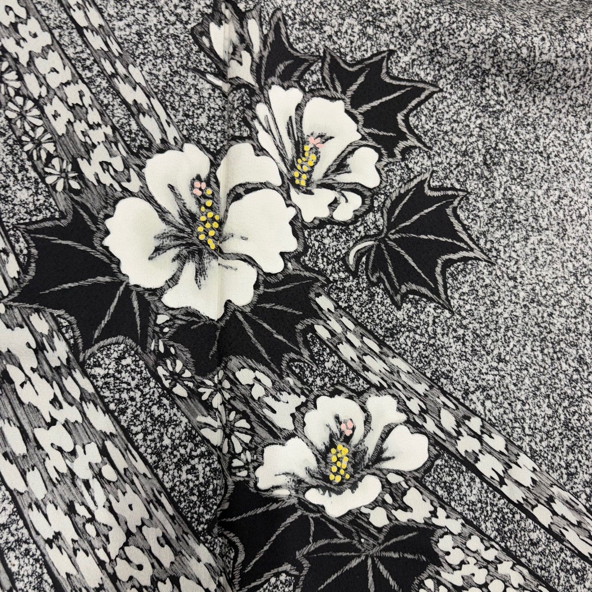 美品】 付下げ 身丈161cm 裄丈66cm M 袷 草花 幾何学模様 金彩 黒灰