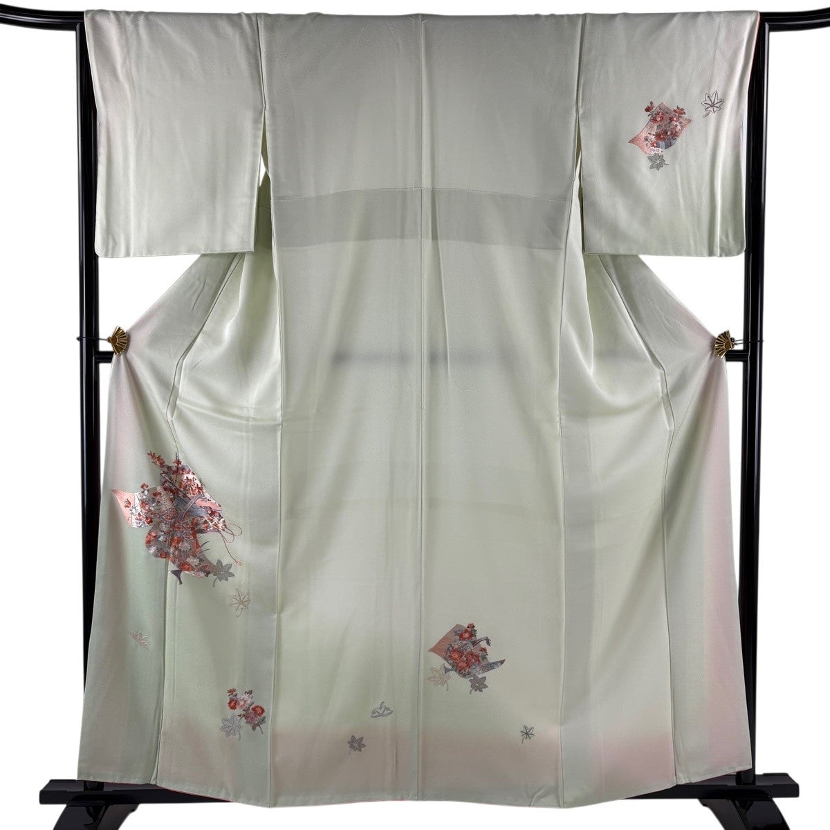 美品】 付下げ 身丈159.5cm 裄丈64.5cm M 袷 楽器 草花 刺繍 薄緑 正絹