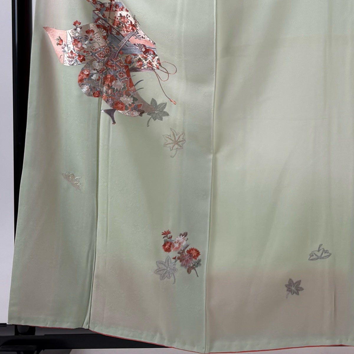 美品】 付下げ 身丈159.5cm 裄丈64.5cm M 袷 楽器 草花 刺繍 薄緑 正絹