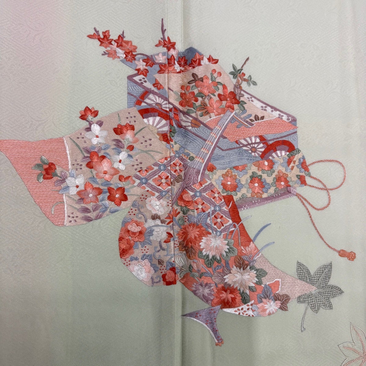美品】 付下げ 身丈159.5cm 裄丈64.5cm M 袷 楽器 草花 刺繍 薄緑 正絹