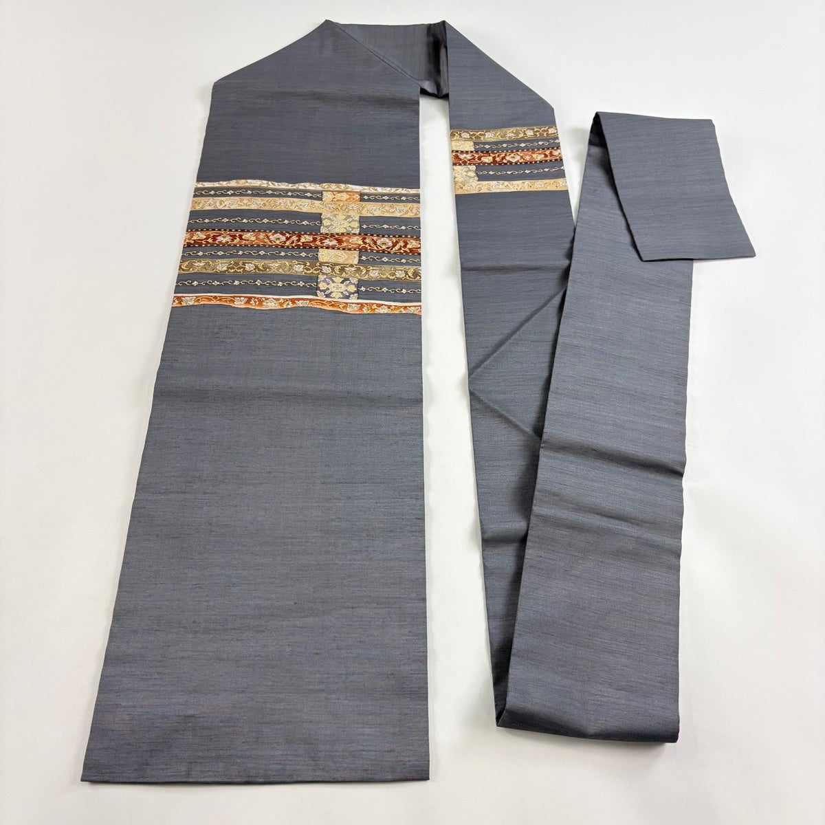 美品】 名古屋帯 秀品 紬地 横段 花唐草 金糸 灰色 正絹｜中古・古着