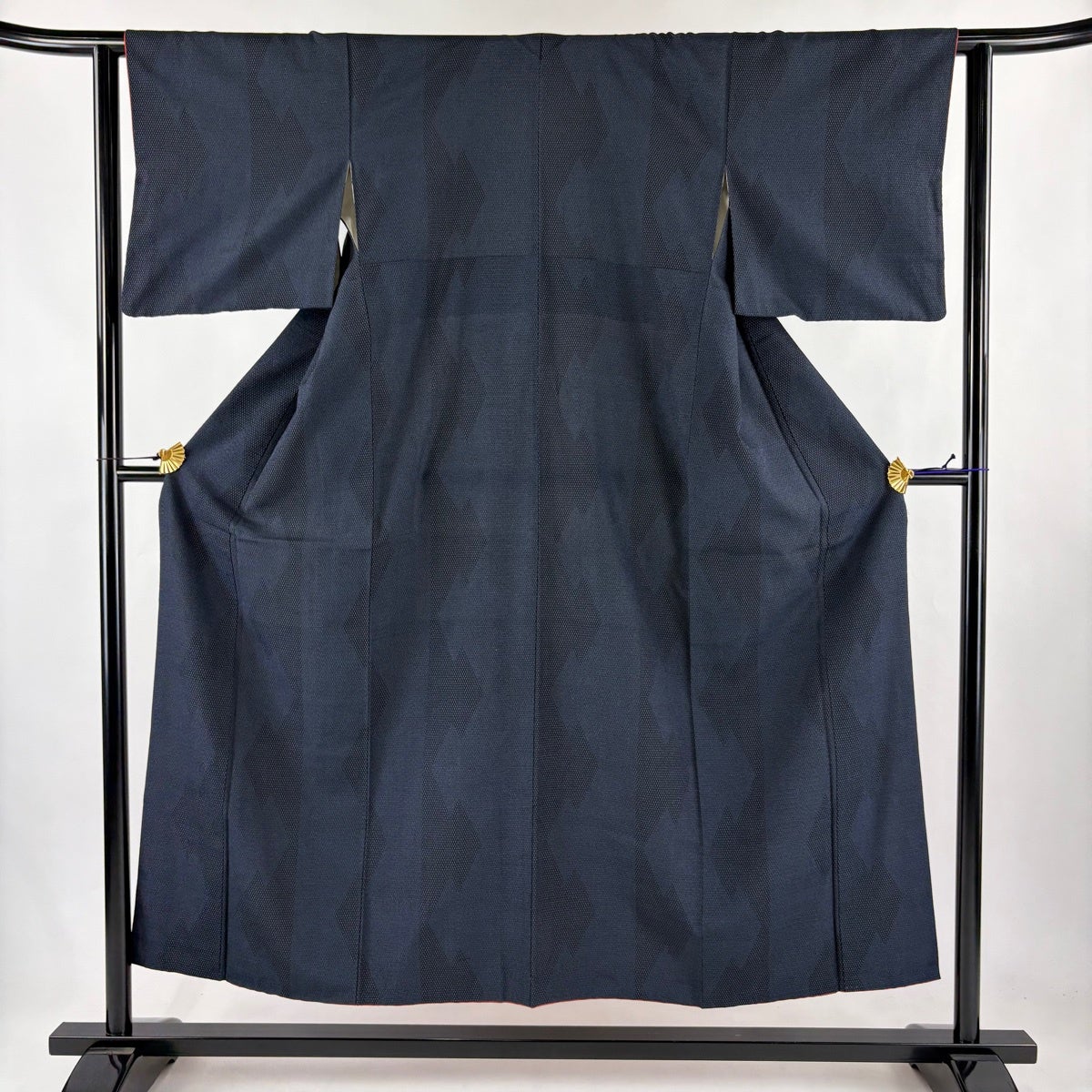 【美品】 紬 身丈157.5cm 裄丈66cm 正絹 名品 【中古】 紬 身丈157.5cm 裄丈66cm M 袷 幾何学模様 墨色 正絹 秀品｜中古・古着