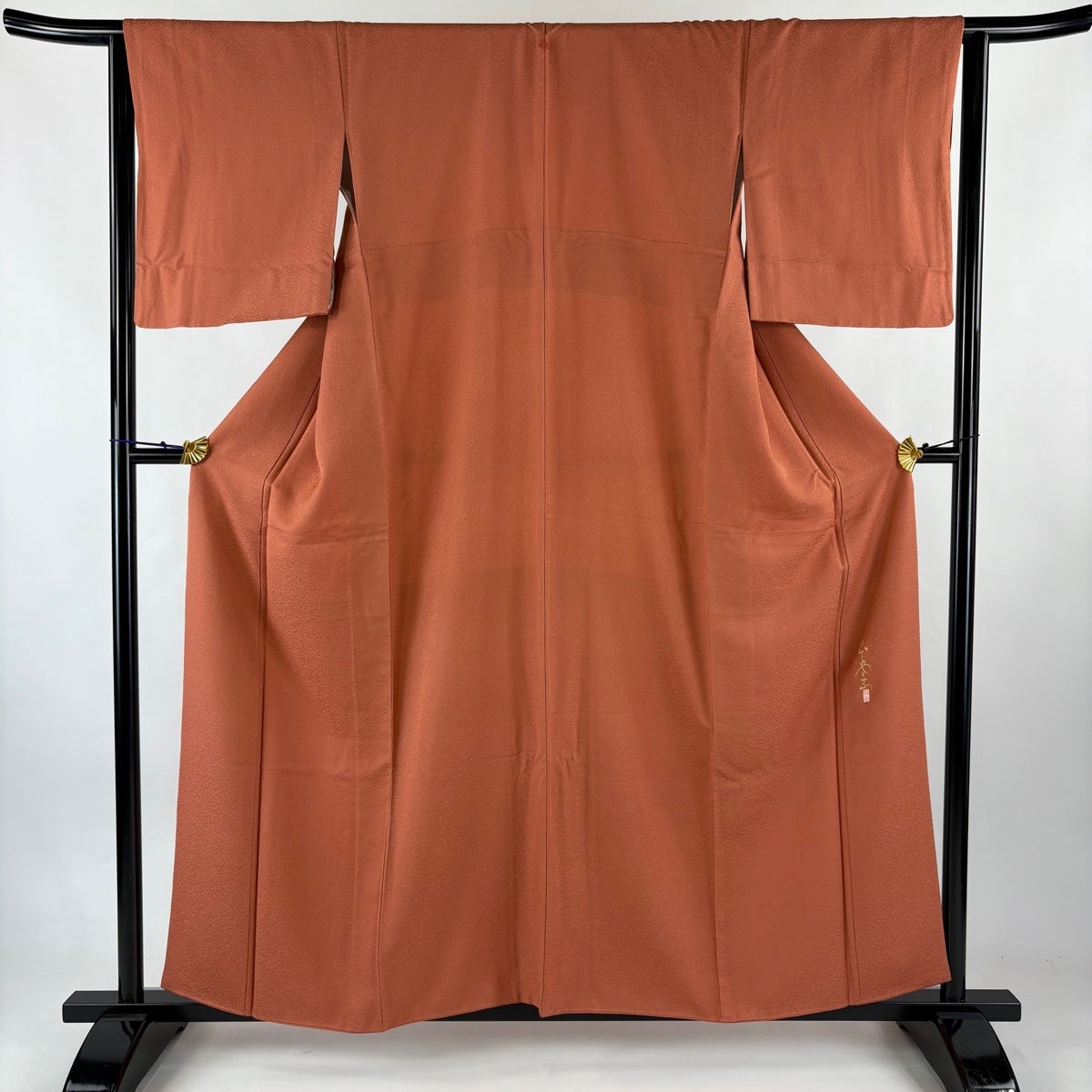 色無地 身丈157.5cm 裄丈64.5cm 正絹 秀品 【中古】 色無地 身丈157.5cm 裄丈64.5cm M 袷 落款あり 地紋 赤茶 正絹 優品 一