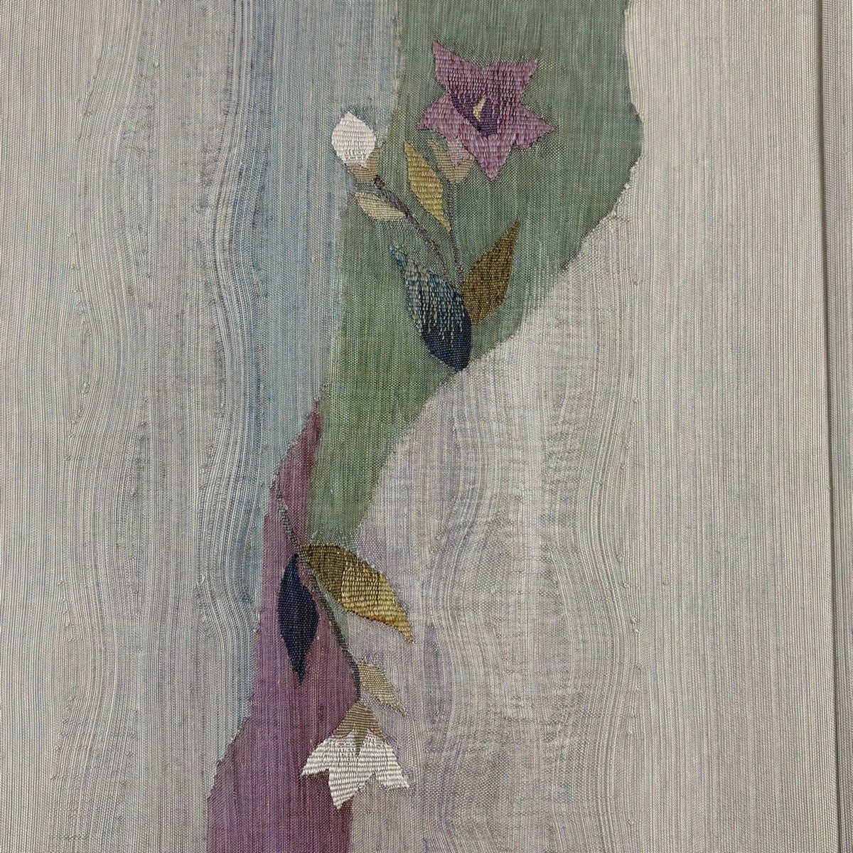名古屋帯 秀品 八寸名古屋帯 松葉仕立て 草花 金糸 灰白 正絹｜中古