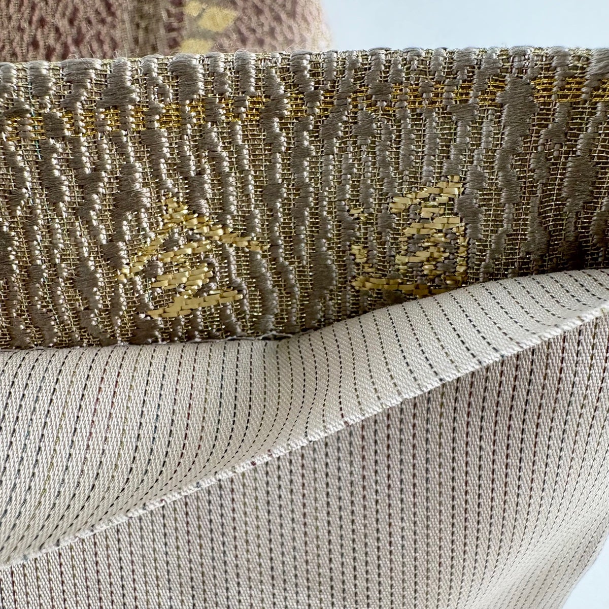 美品】 袋帯 秀品 草木染 箔散らし 幾何学模様 金糸 箔 小豆色 全通
