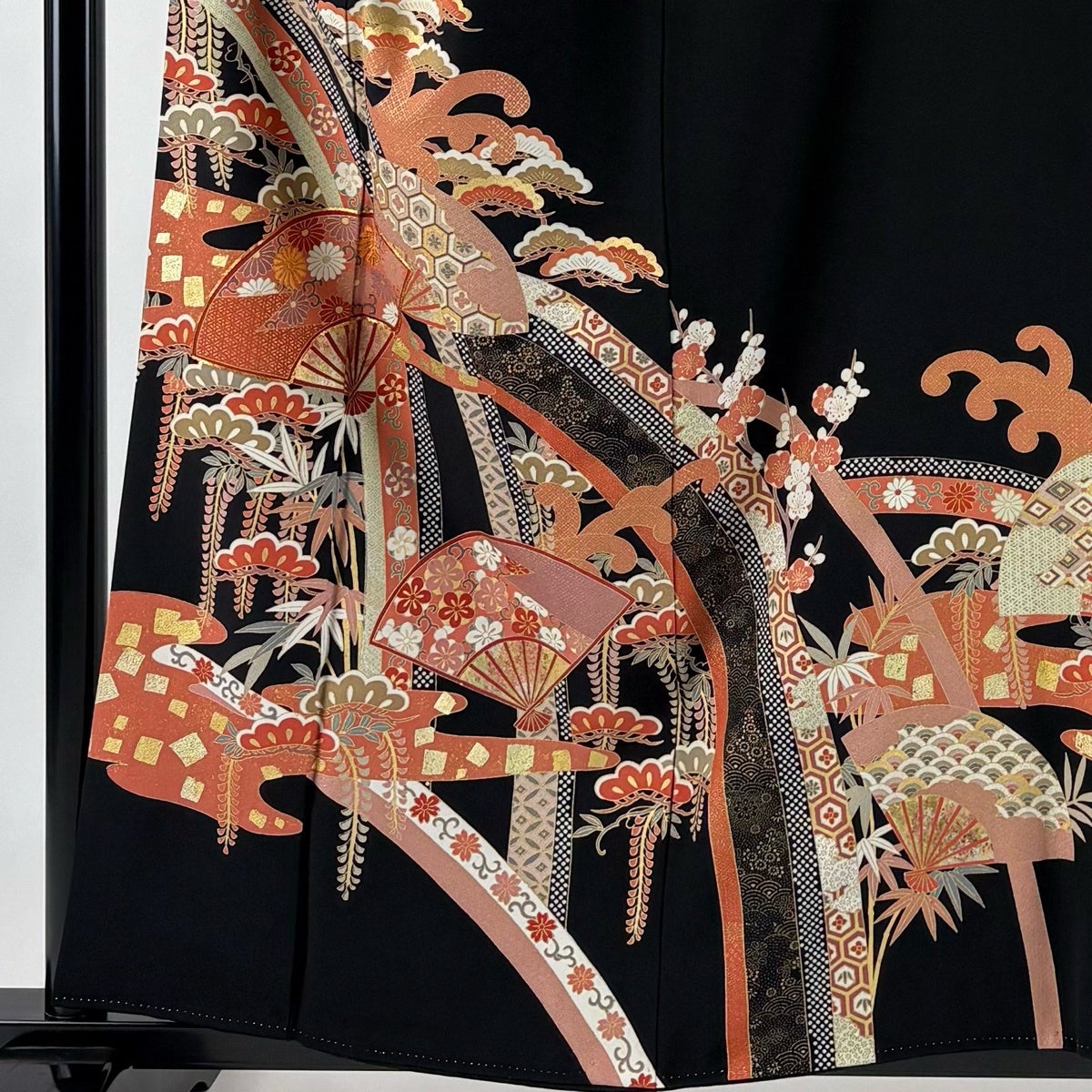 黒留袖 身丈157cm 裄丈65cm M 袷 落款あり 扇 松竹梅 金糸 刺繍 黒
