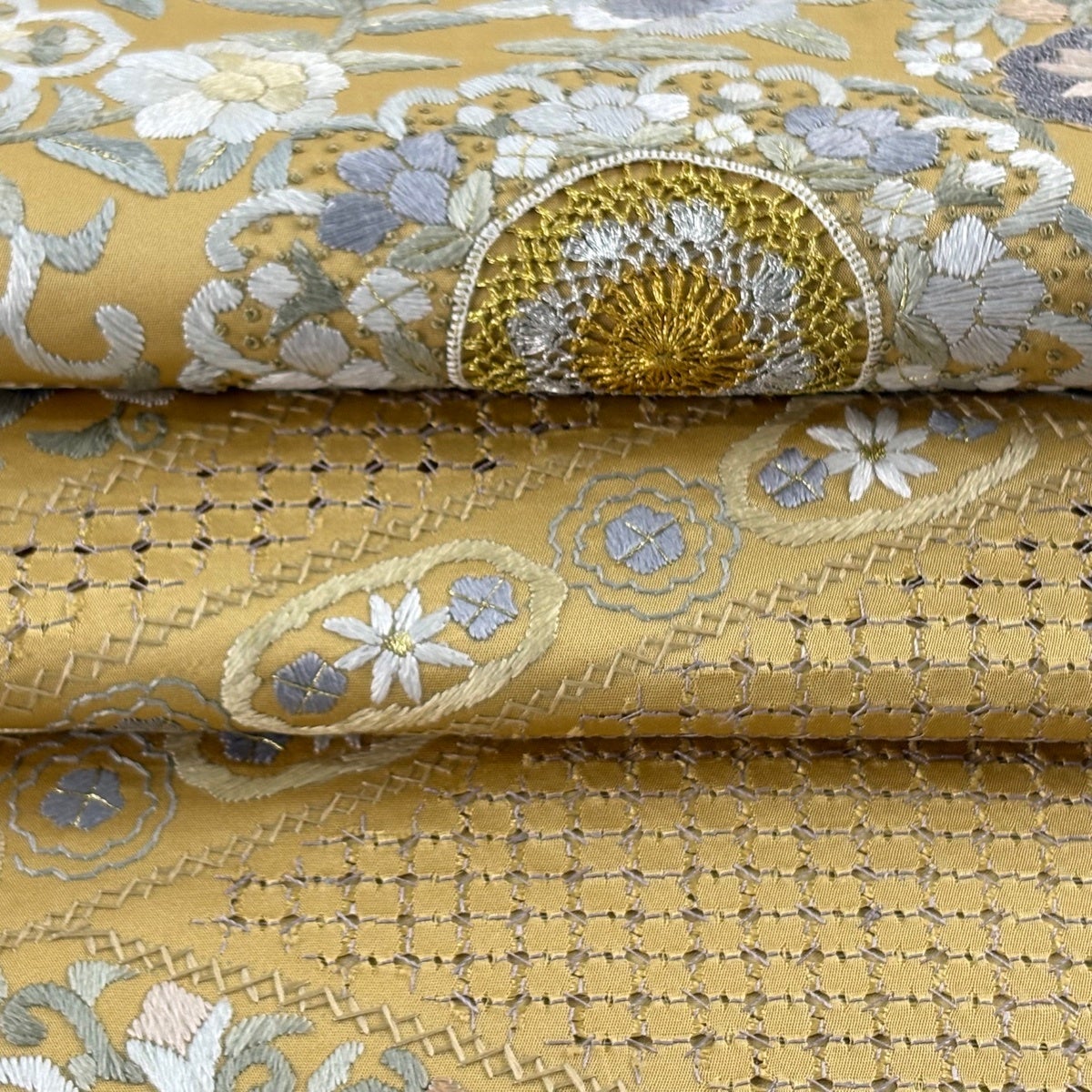 美品】 丸帯 逸品 華文 花唐草 刺繍 金糸 薄黄土色 六通 正絹｜中古