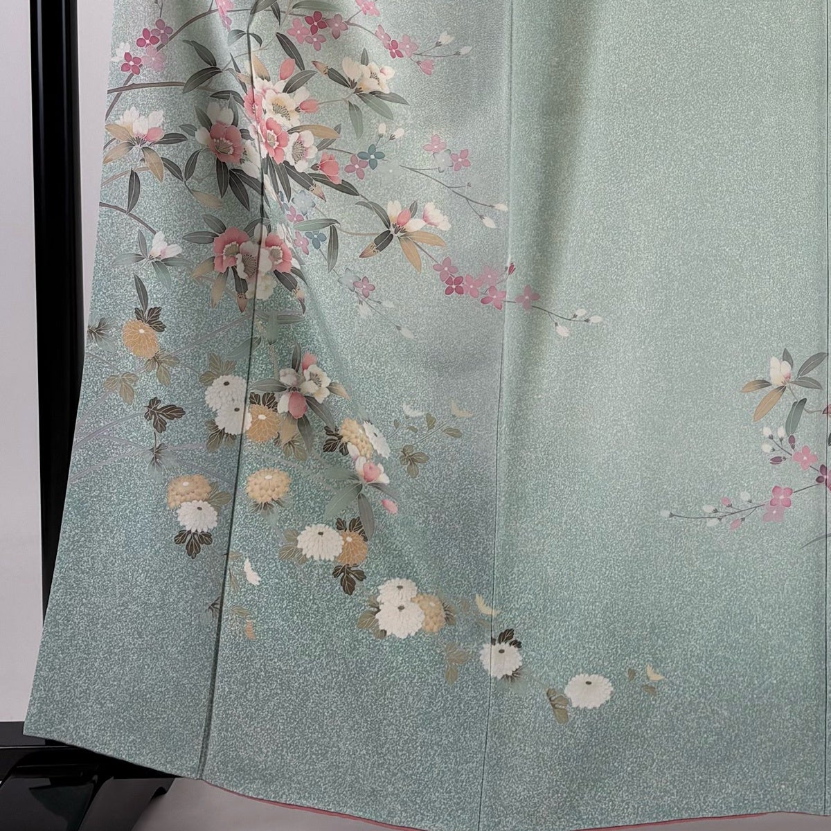 美品】 付下げ 身丈161.5cm 裄丈66.5cm M 袷 落款あり 枝花 菊 薄緑