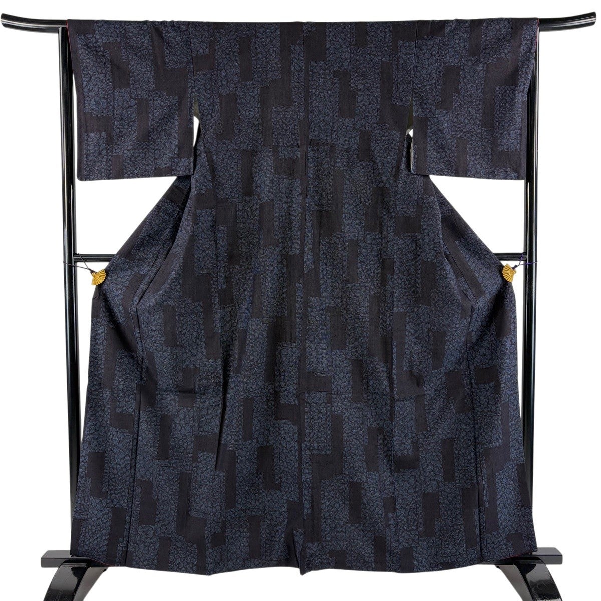新古品！単衣＊生紬＊大胆唐草＊黒に近い焦げ茶色＊亀甲絣＊着物＊１６５ｃｍ＊裄６６ 紬 身丈162cm 裄丈65cm M 袷 幾何学模様 亀甲絣 濃紺 正絹 秀品｜中古