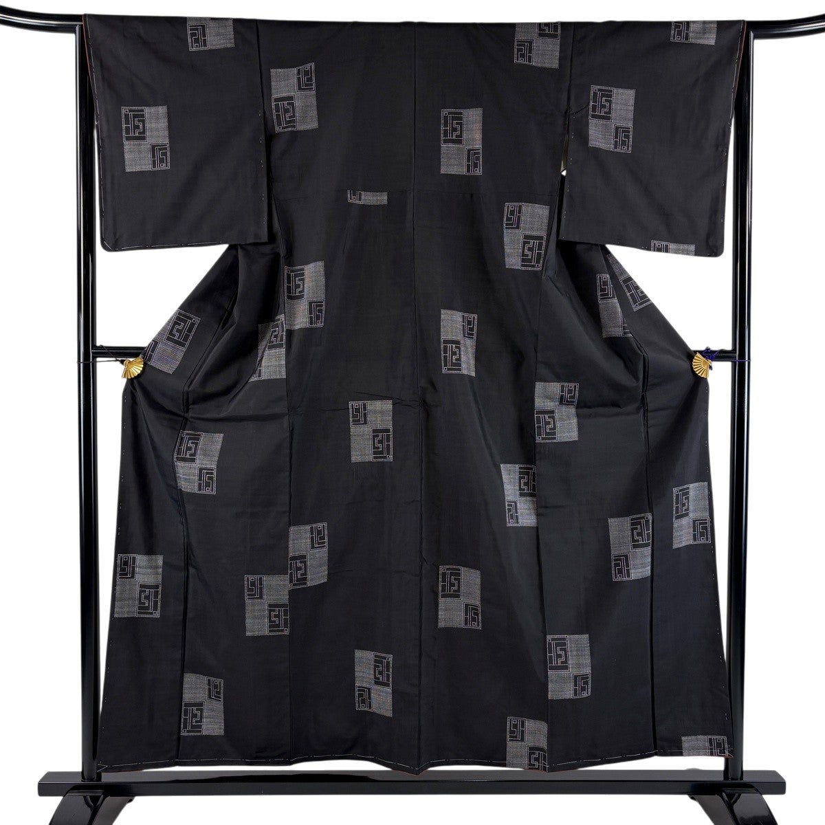 紬 身丈157cm 裄丈64.5cm M 袷 色紙 幾何学模様 黒 正絹 秀品｜中古