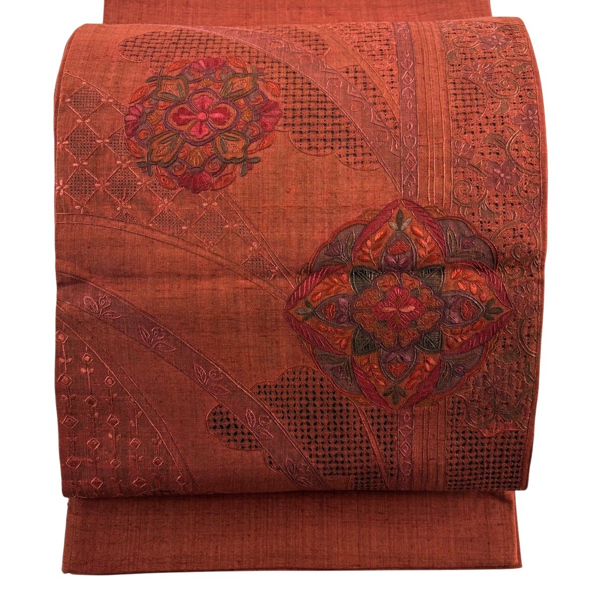 美品】 袋帯 秀品 雲文 草花 汕頭刺繍 赤茶 お太鼓柄 正絹｜中古・古着