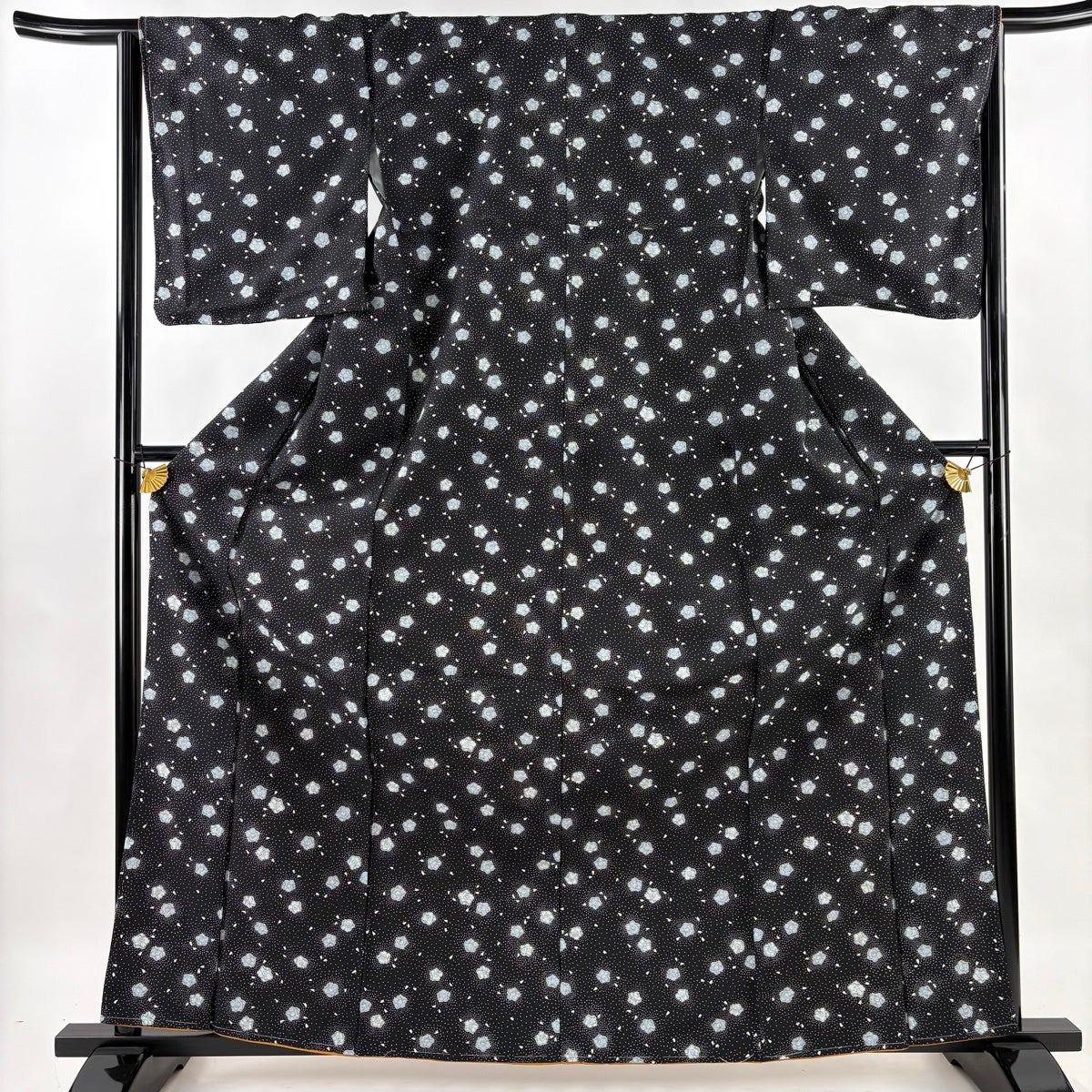 美品】 小紋 身丈163.5cm 裄丈66.5cm M 袷 洗える着物 桜 花びら 黒