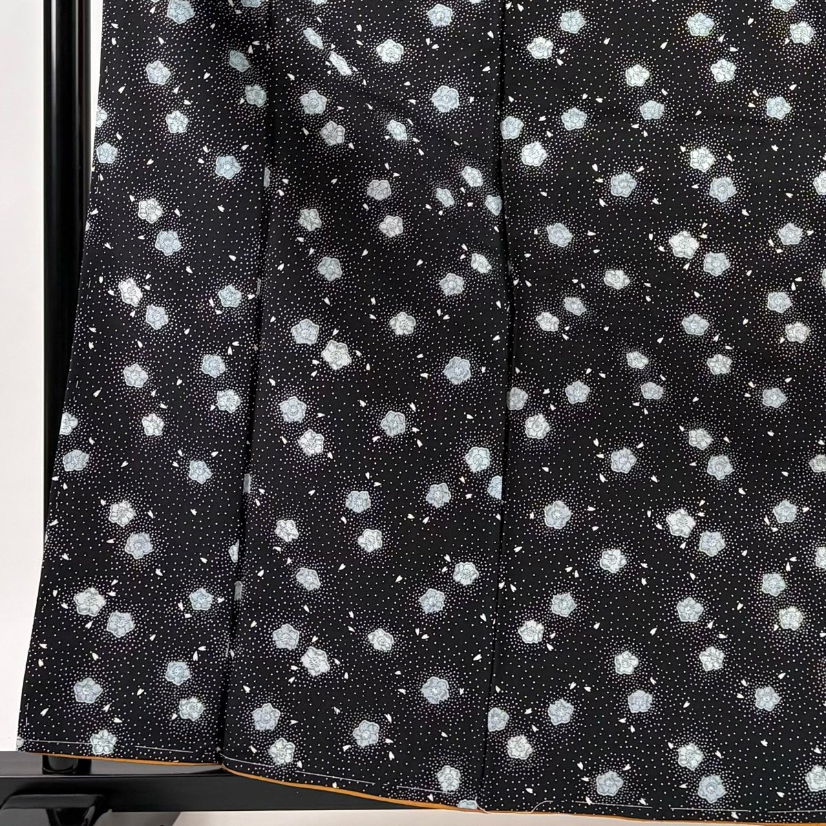 美品】 小紋 身丈163.5cm 裄丈66.5cm M 袷 洗える着物 桜 花びら 黒