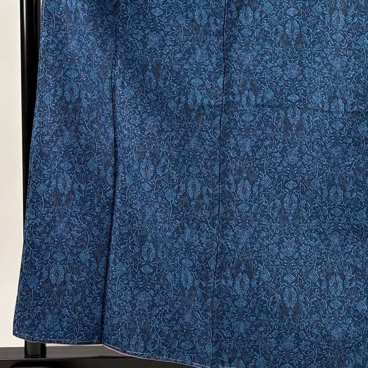 美品】 小紋 身丈163cm 裄丈66cm M 袷 洗える着物 草花 向かい鳥 藍色