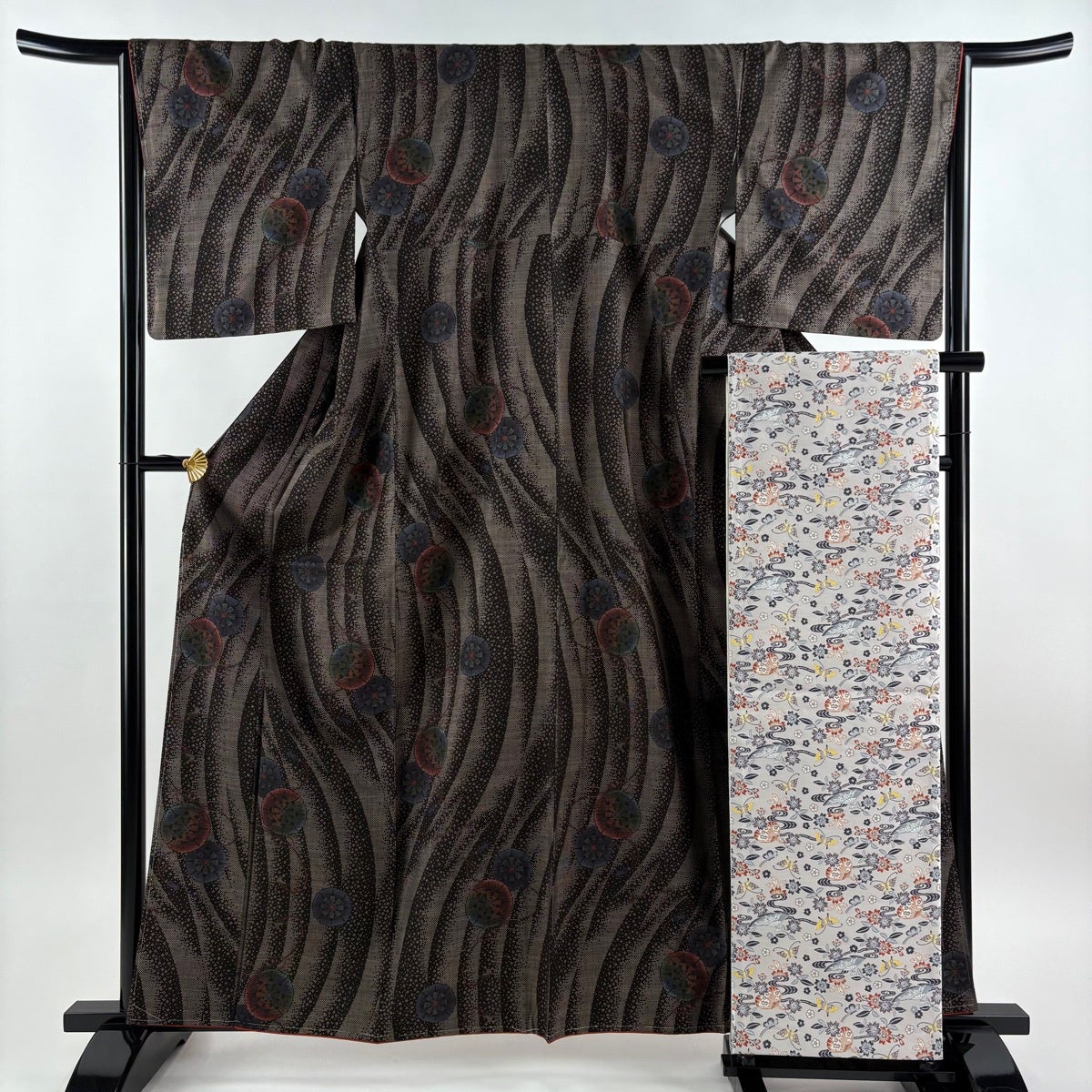美品】 大島紬 身丈158.5cm 裄丈66cm M 袷 純泥染 証紙あり 蝶 墨色