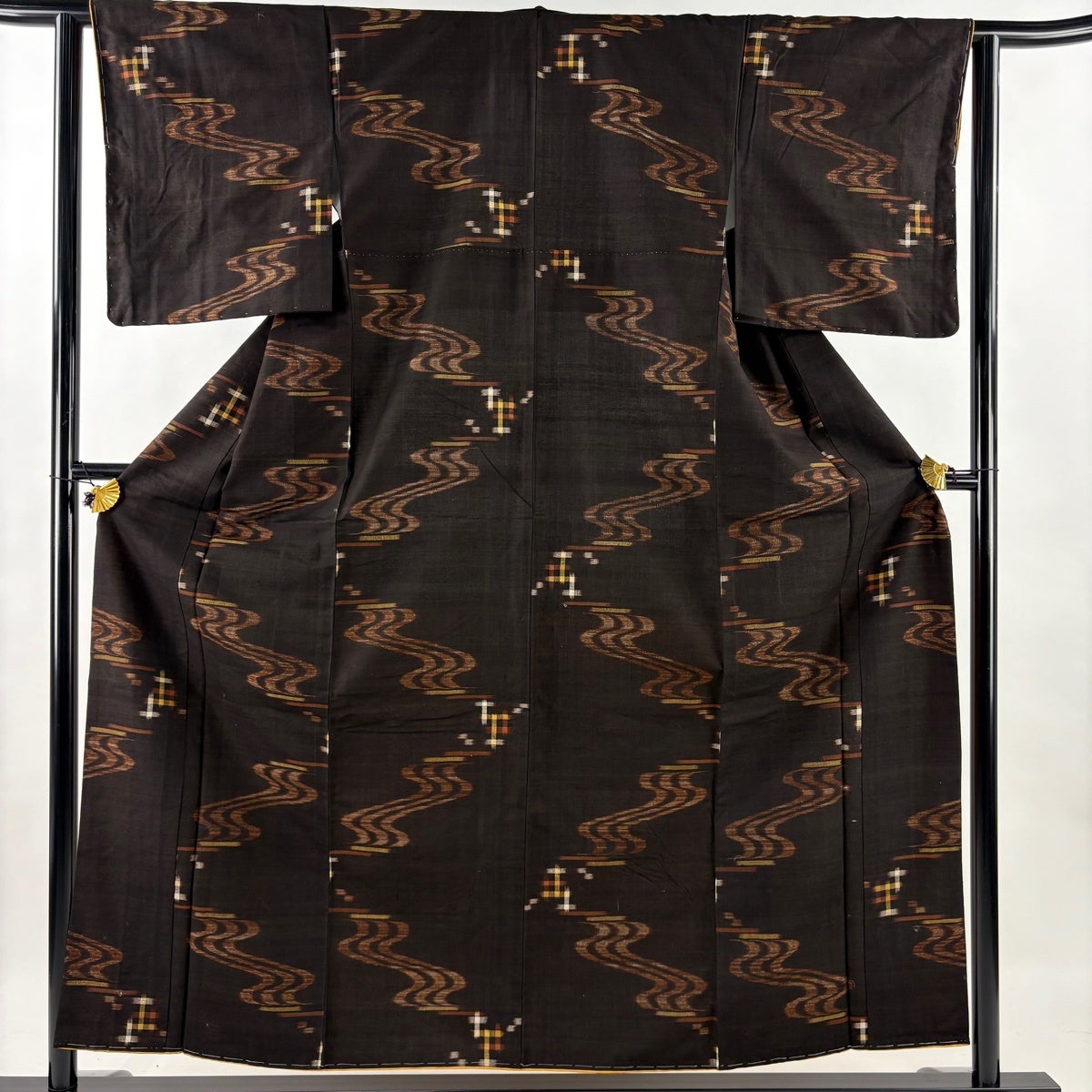 美品】 紬 身丈171cm 裄丈69cm L 袷 久米島紬 証紙あり 燕 流水 焦茶色