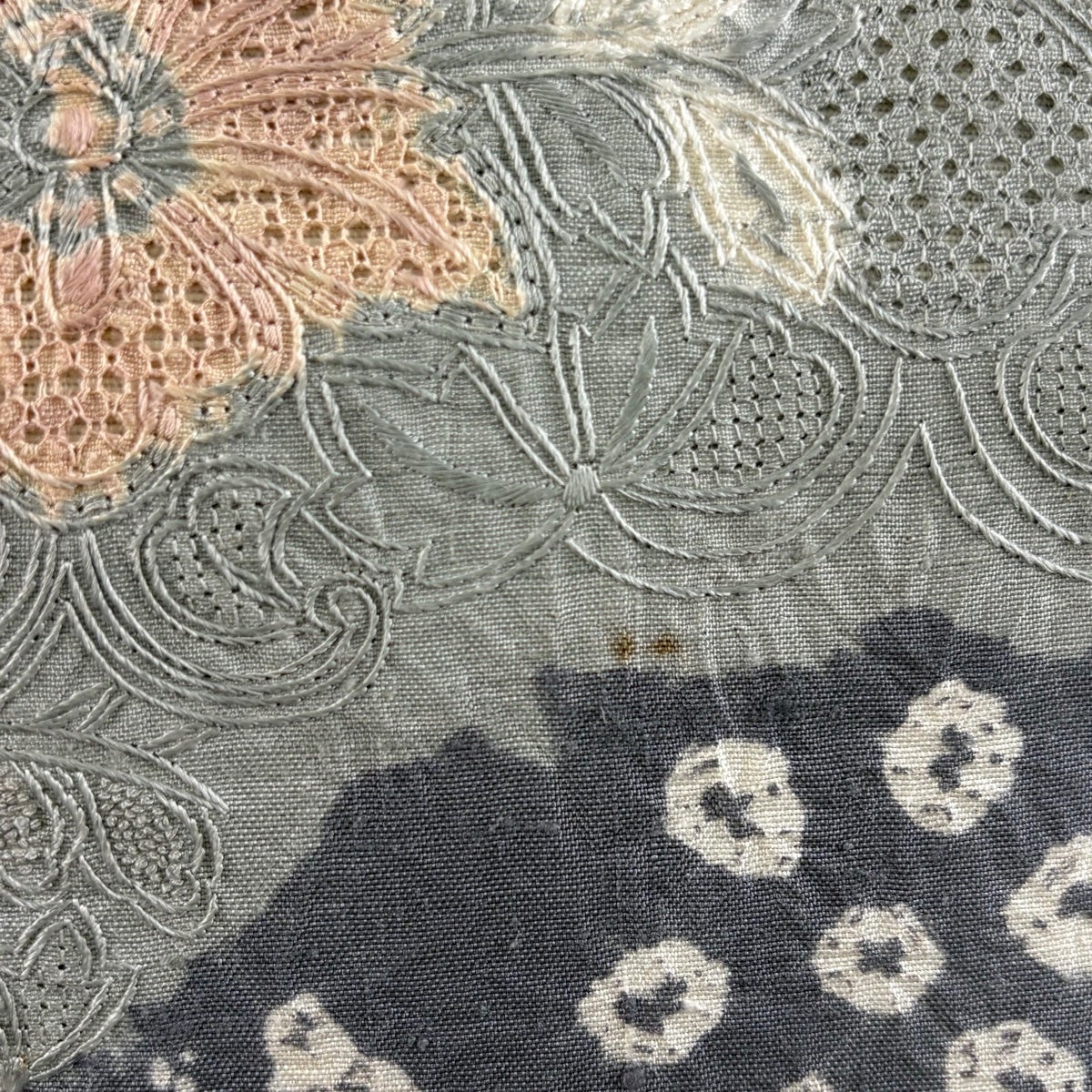 名古屋帯 秀品 紬地 草花 雲文 刺繍 絞り 青灰色 正絹｜中古・古着