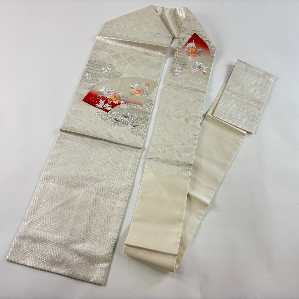 名古屋帯　唐草　花模様　銀糸　白地　着物　101b d 名古屋帯 優品 扇面 草花 金銀糸 銀色 正絹｜中古・古着・リサイクル