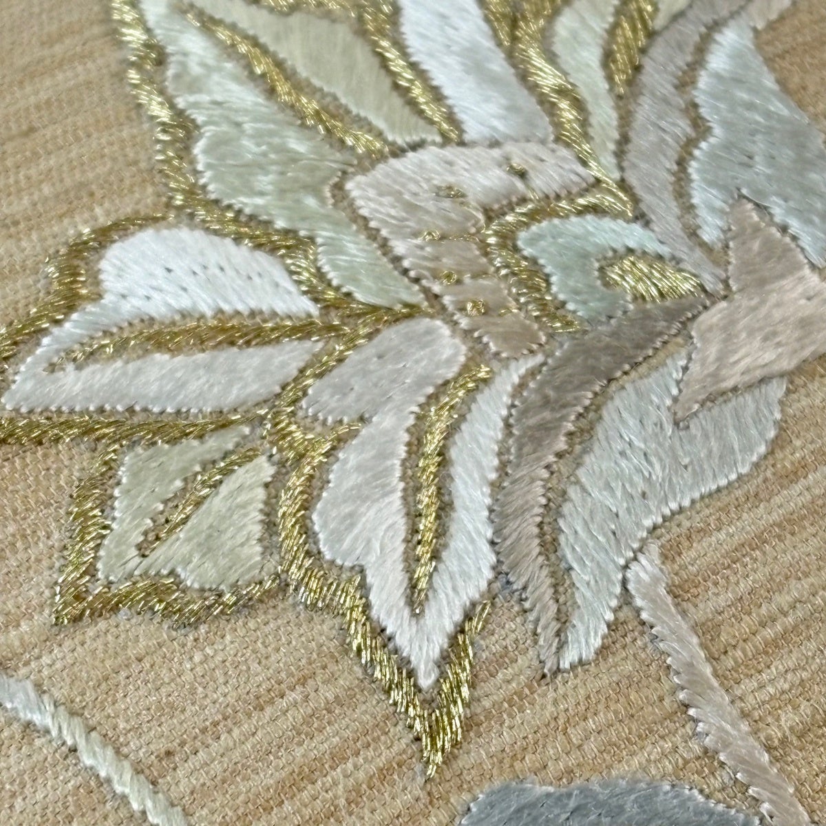 美品】 名古屋帯 逸品 花唐草 金糸 刺繍 ベージュ 正絹｜中古・古着