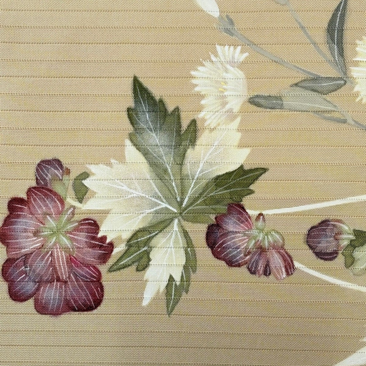 美品】 名古屋帯 逸品 落款あり 夏帯 絽 楠目ちづ 草花 銀彩 薄茶色