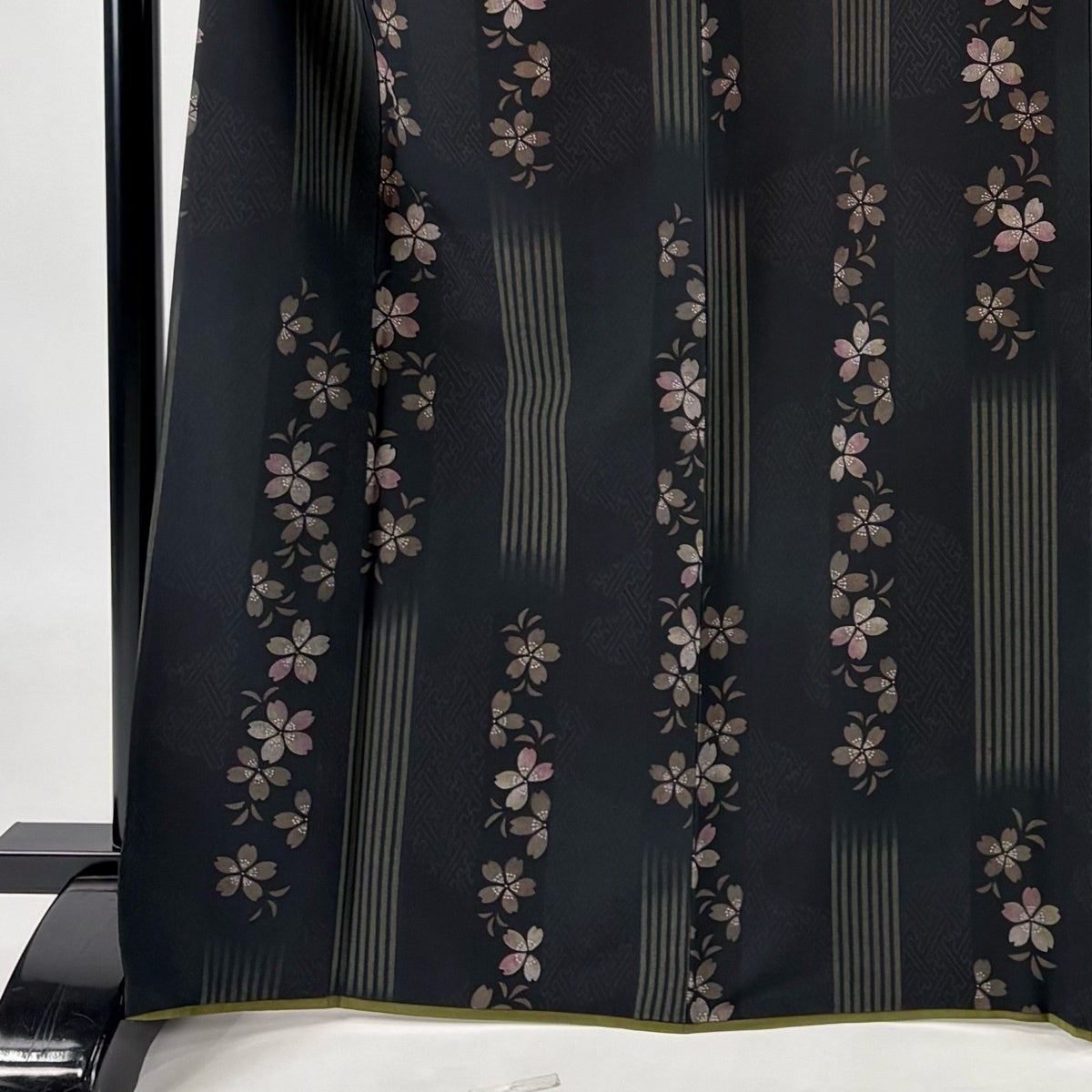 美品】 小紋 身丈168cm 裄丈66cm M 袷 洗える着物 桜 縦縞 墨色 化繊