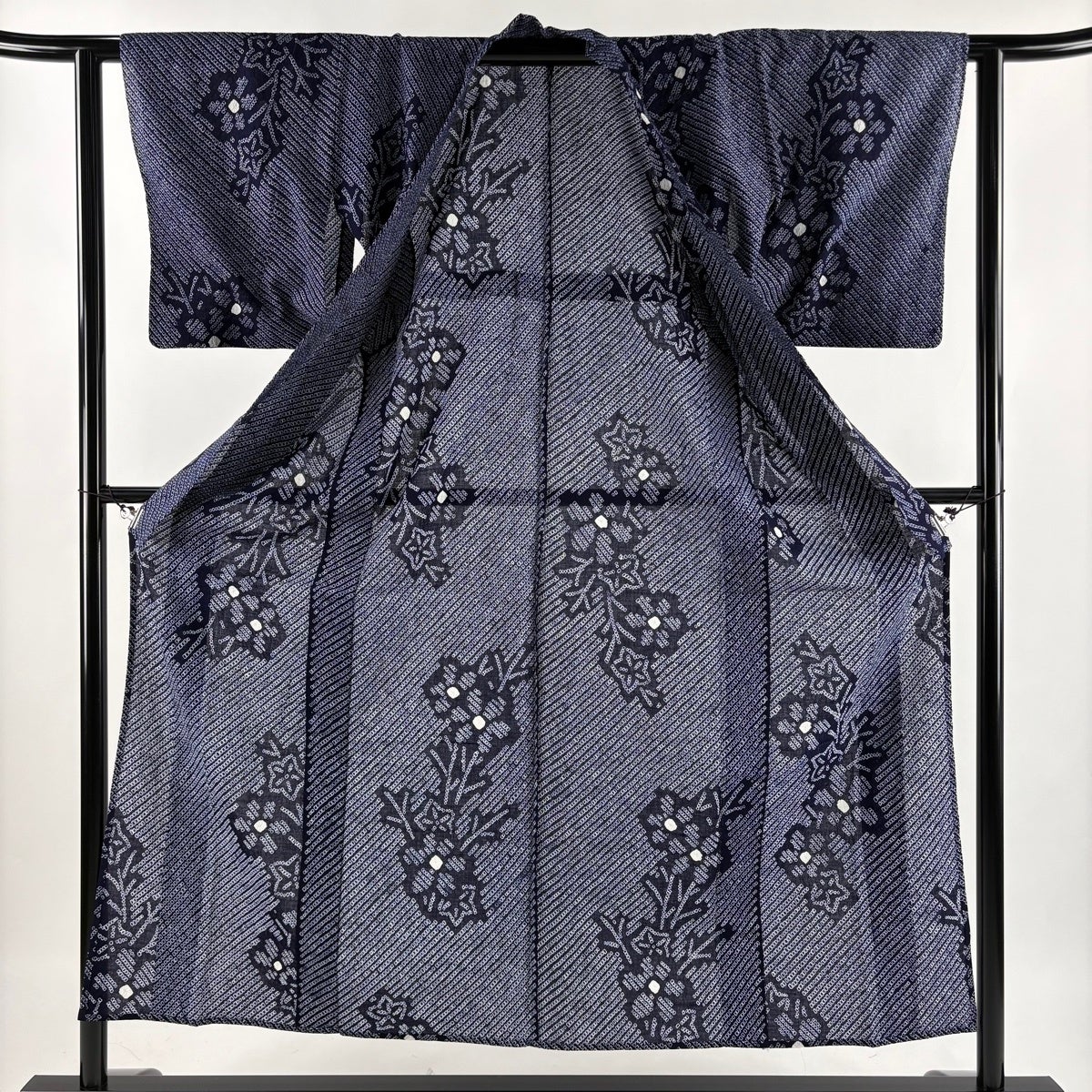 美品】 浴衣 身丈152cm 裄丈61cm S 絞り浴衣 草花 濃紺 綿 名品｜中古