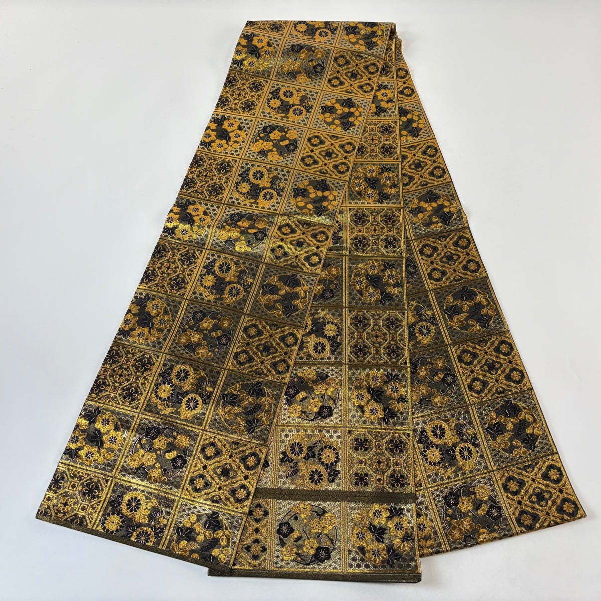 美品】 丸帯 名品 花丸文 蜀江華文 箔 黒 全通 正絹｜中古・古着
