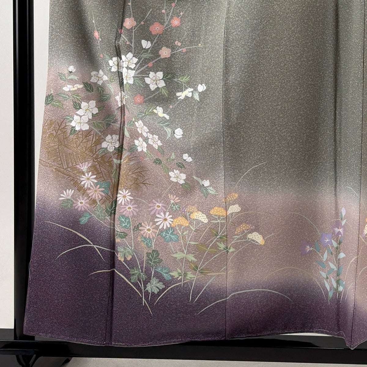 美品 訪問着 黒 枝花 金彩加工 身丈158cm 裄丈68cm お洒落 美品】 訪問着 身丈158cm 裄丈63.5cm S 袷 枝梅 草花 金彩 ぼかし 灰緑