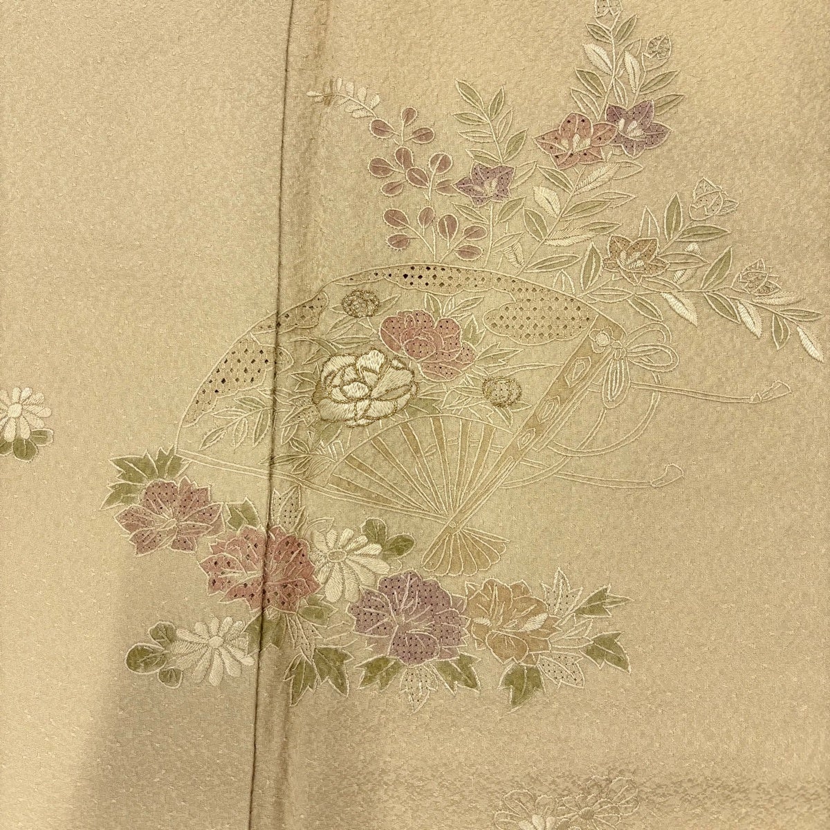 躾付き正絹汕頭刺繍金彩訪問着 美品　ベージュに松や花　エ霞　桧扇柄の金彩 美品】 付下げ 身丈155.5cm 裄丈62.5cm S 袷 扇 草花 刺繍 金糸