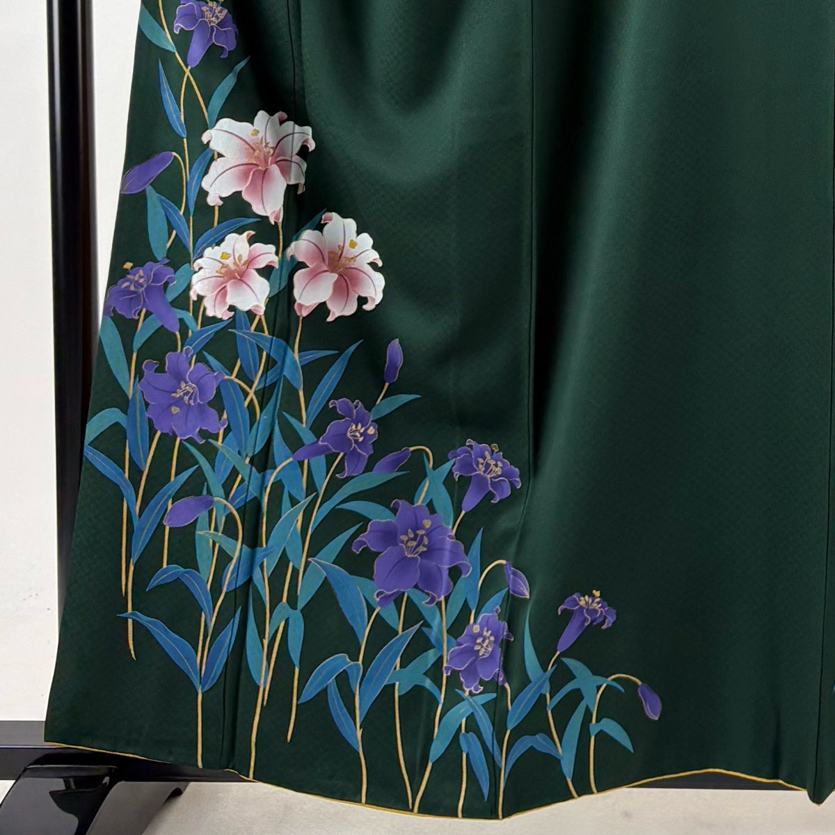 付下げ 身丈159cm 裄丈65cm M 袷 百合 金彩 深緑 正絹 秀品｜中古