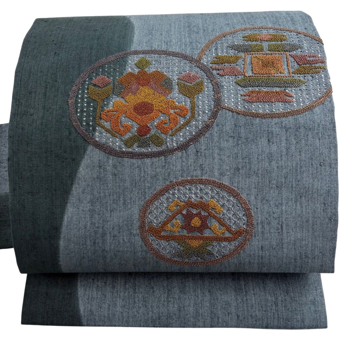 美品】 名古屋帯 秀品 紬地 丸文 草花 相良刺繍 青灰色 正絹｜中古