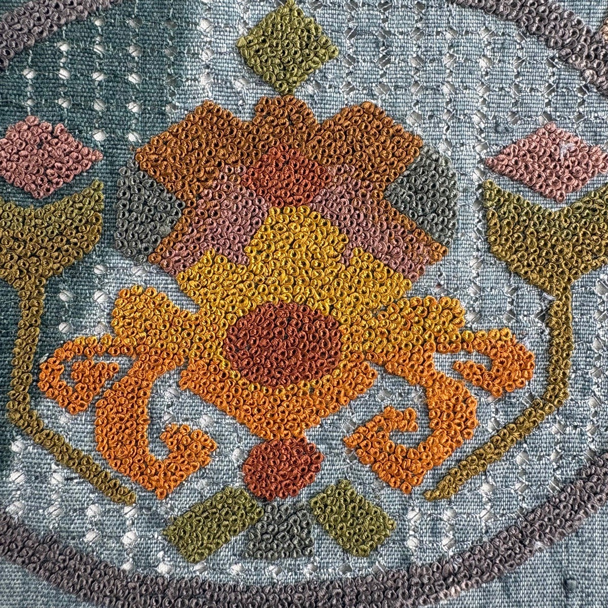 美品】 名古屋帯 秀品 紬地 丸文 草花 相良刺繍 青灰色 正絹｜中古