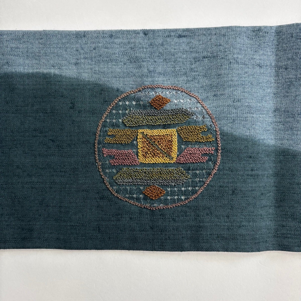 美品】 名古屋帯 秀品 紬地 丸文 草花 相良刺繍 青灰色 正絹｜中古