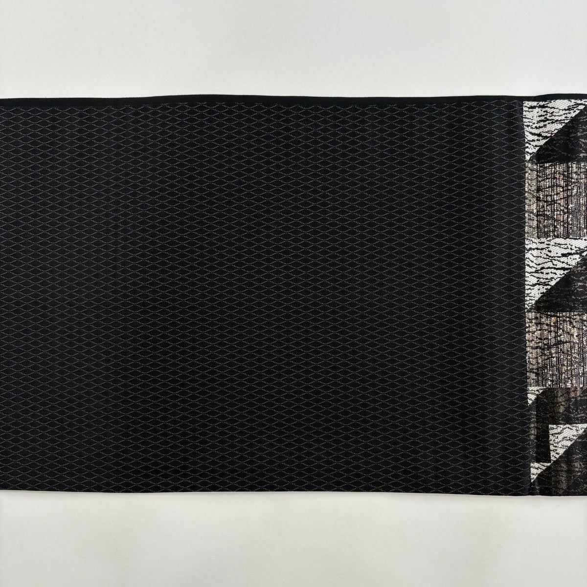 美品】 袋帯 名品 証紙あり 市松 幾何学 箔 黒灰 六通 正絹｜中古