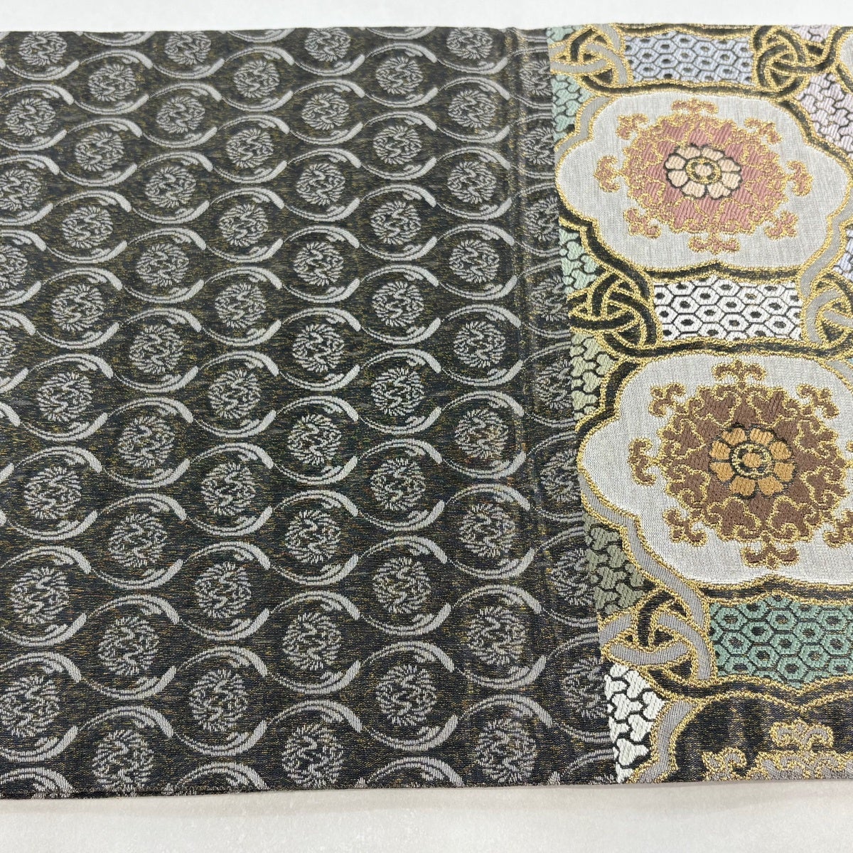 美品】 袋帯 名品 華文 亀甲 金糸 箔 墨色 お太鼓柄 正絹｜中古・古着