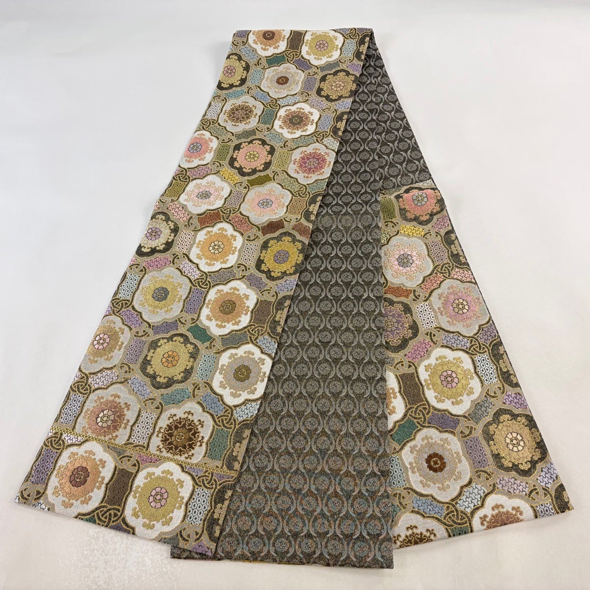 美品】 袋帯 名品 華文 亀甲 金糸 箔 墨色 お太鼓柄 正絹｜中古・古着