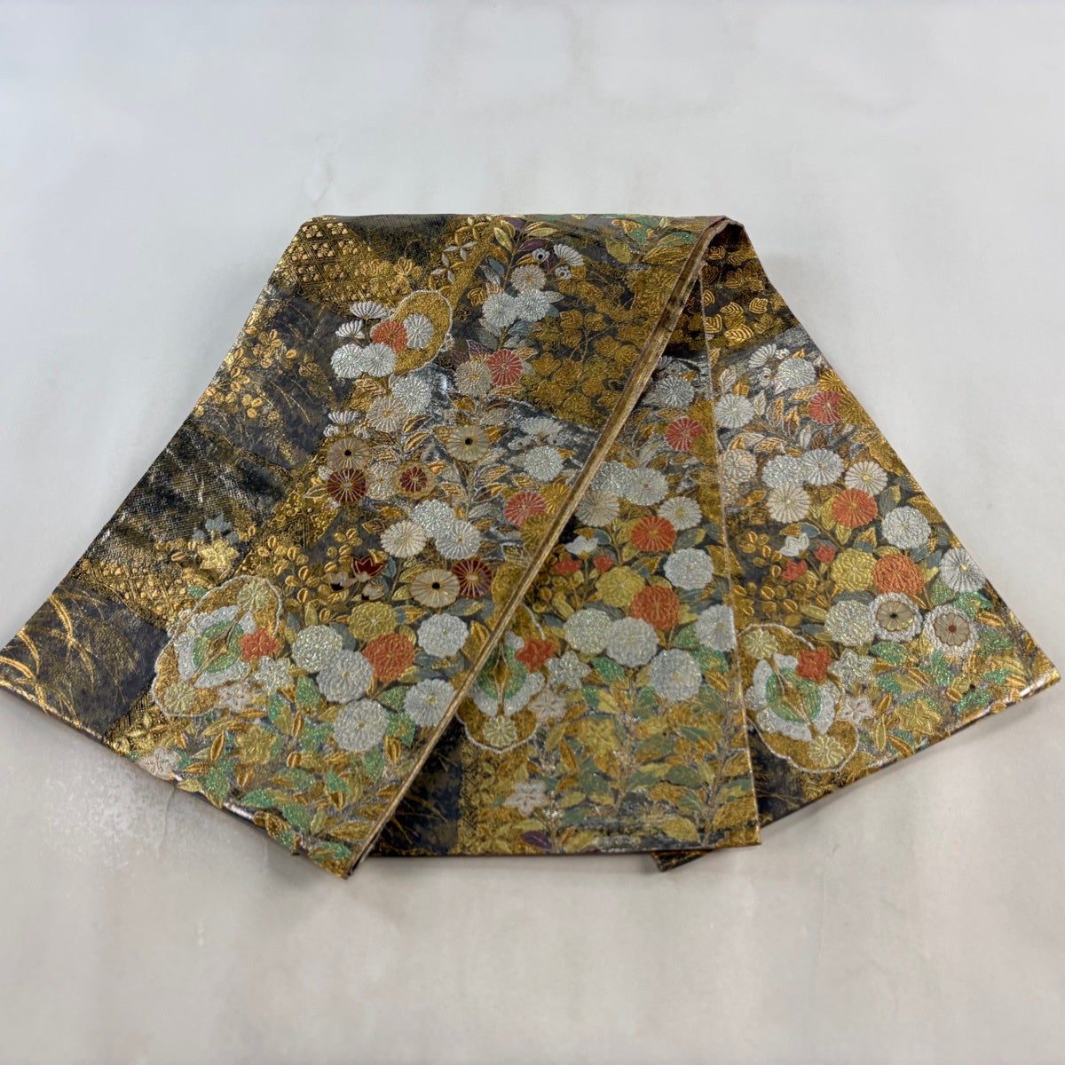 美品】 袋帯 名品 草花 向かい蝶 螺鈿 金銀糸 灰色 お太鼓柄 正絹