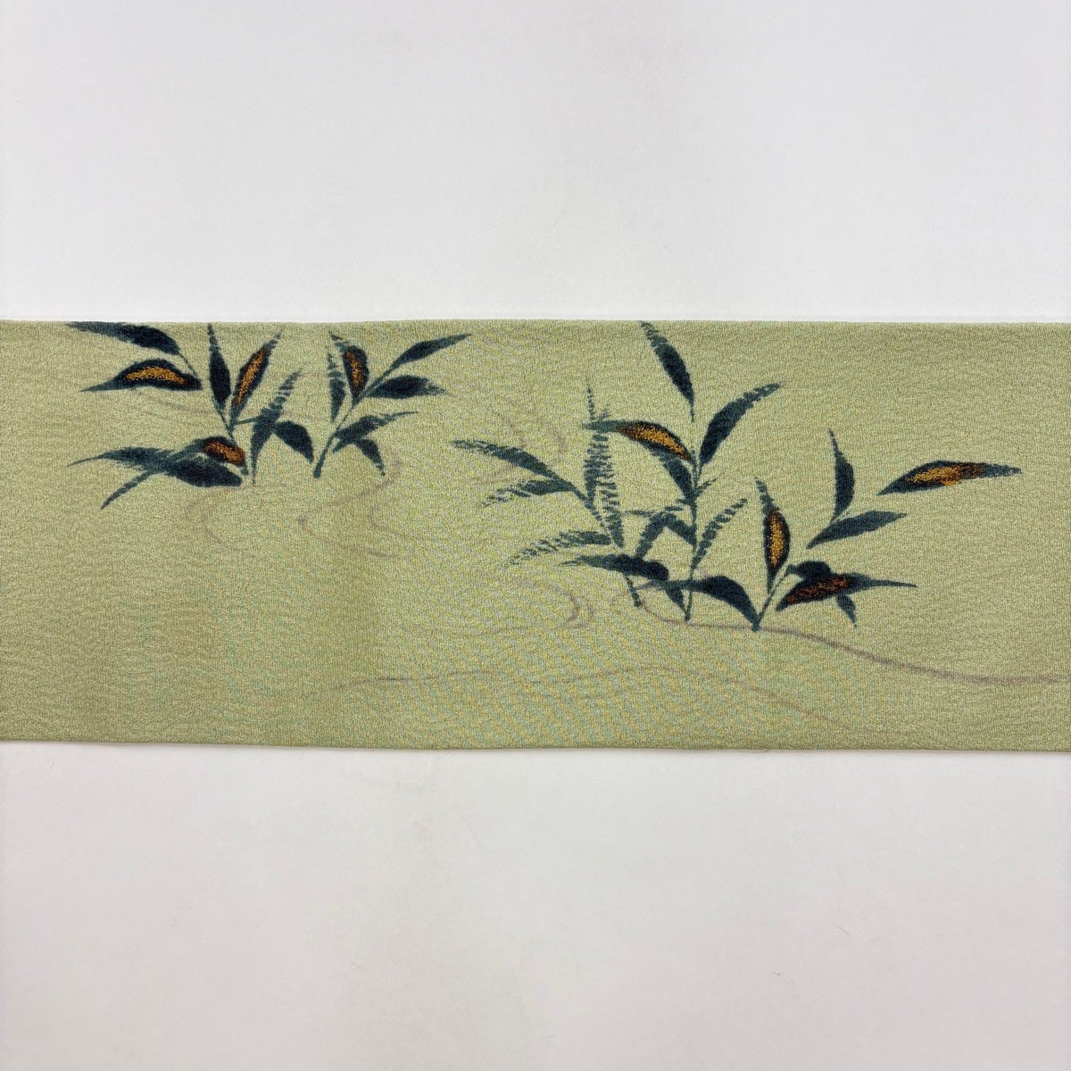 美品】 名古屋帯 名品 落款あり 山科春宣 鴛鴦 葉 金彩 縮緬 抹茶色