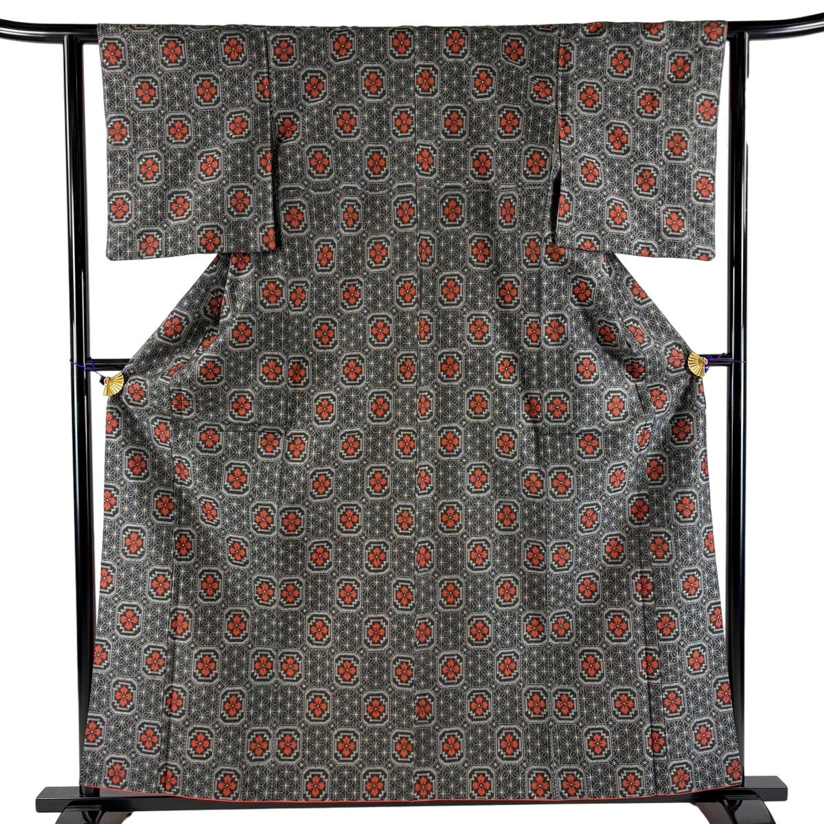 紬 身丈150cm 裄丈62cm S 単衣 バチ衿 紗綾形 墨色 正絹 名品｜中古